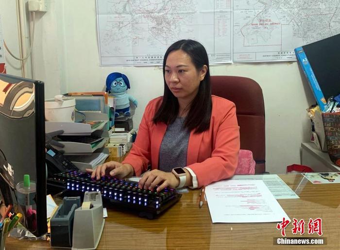 近日，香港深水埗区议员刘佩玉在香港接受<a target='_blank' href='http://www.chinanews.com/'>中新社</a>记者专访，谈及有关香港区议会职能的问题。刘佩玉表示，过去一年，“揽炒派”将区议会搞得乌烟瘴气，将其变成了政治表演的舞台，不理民生工作，这与区议会的职能是背道而驰的。
<a target='_blank' href='http://www.chinanews.com/'>中新社</a>记者 张晓曦 摄