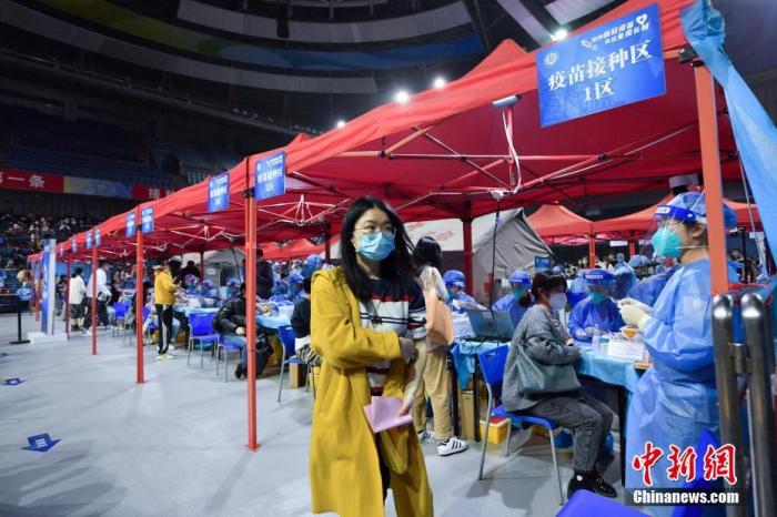 3月27日，北京大学学生在邱德拔体育馆接种新冠疫苗。
中新社记者 田雨昊 摄