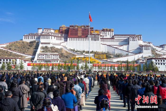 3月28日，西藏各族各界公共群集在拉萨布达拉宫广场，升国旗、唱国歌，贺喜西藏百万农奴约束留念日。
中新社记者 赵朗 摄