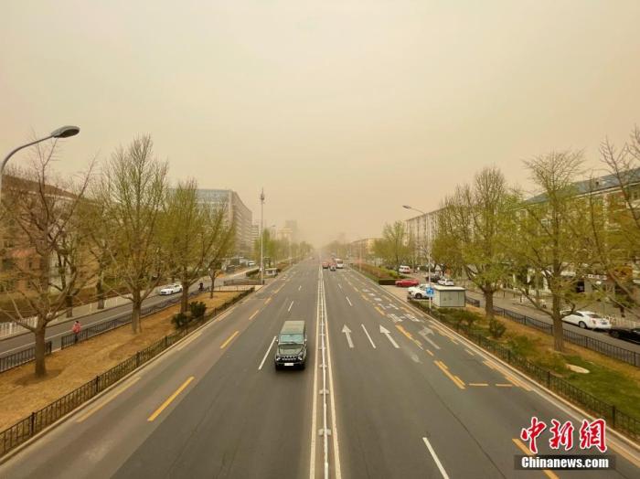 资料图：北京地区出现大风和沙尘天气。中新网记者 李霈韵 摄