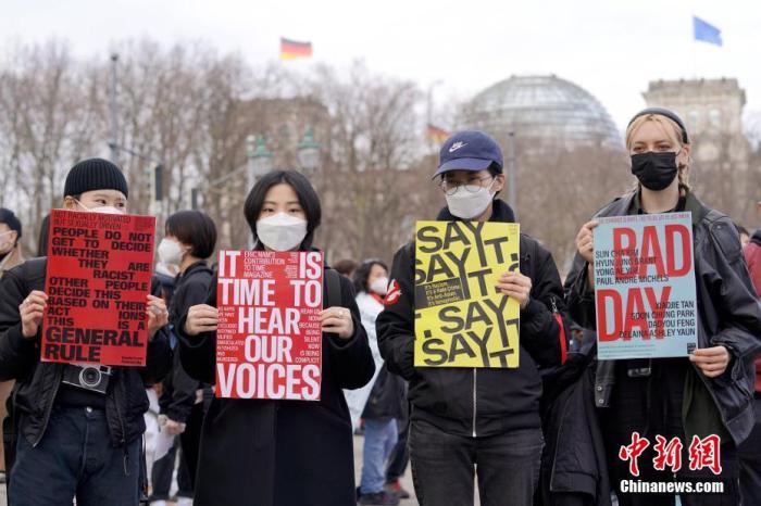 当地时间3月28日下午，数个亚裔团体在德国柏林举行集会，悼念美国亚特兰大枪击案中的受害者，反对美国、德国以及世界范围内针对亚裔的种族主义。集会地点位于柏林市中心勃兰登堡门一旁的美国驻德国大使馆对面。数百人自发前来参与集会，表达对亚裔遭遇的系统性歧视的强烈反对。图为现场的示威者。
<a target='_blank' href='http://www.chinanews.com/'>中新社</a>记者 彭大伟 摄