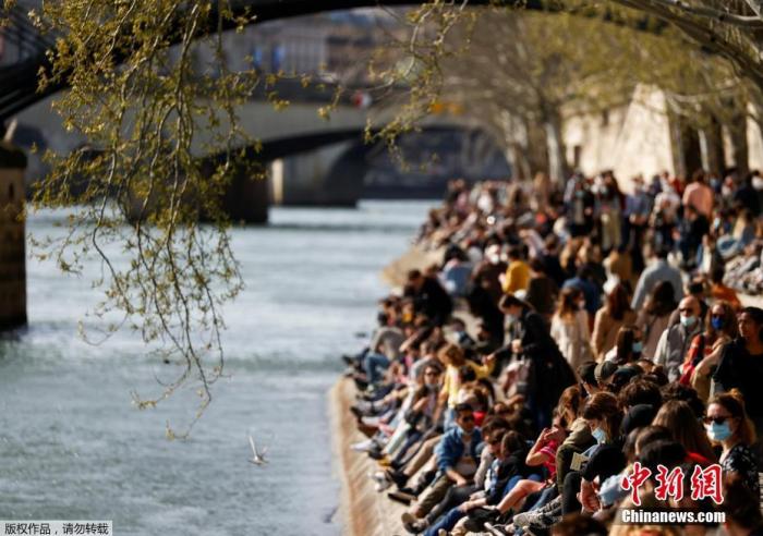当地时间3月28日，法国巴黎，大批民众在塞纳河畔享受春日阳光。据法国卫生部发布的疫情数据显示，法国27日新增确诊病例42619例，这是连续三天法国单日新增确诊病例超过4万例，最近三天的累计确诊病例为13万例，显示新冠病毒在加速传播。