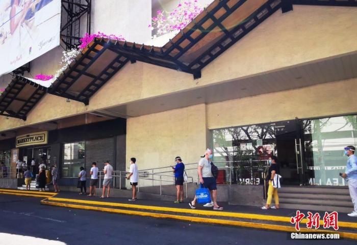 资料图：菲律宾首都马尼拉CBD马卡蒂绿带商圈，市民在超市外排队等候进入采购生活物资。
<a target='_blank' href='http://www.chinanews.com/'>标普财经网</a>记者 关向东 摄