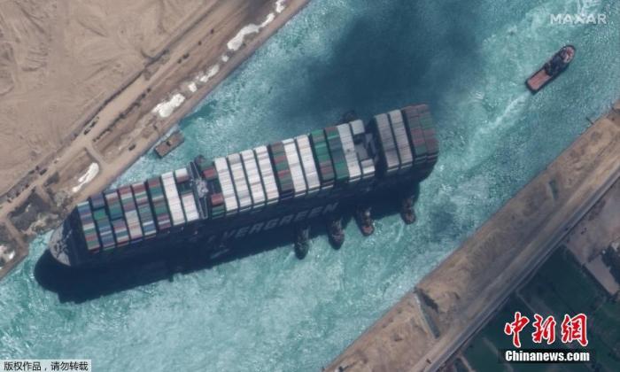 当地时间3月29日，搁浅在苏伊士运河中的重型货船已经脱困，运河交通将逐步恢复。卫星图片展示完全浮起的重型货船。