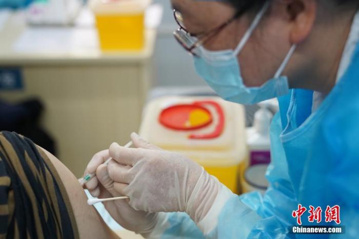 4月1日，医护人员为市民接种新冠病毒疫苗。据了解，目前昆明市新冠病毒疫苗接种工作正按照“分步实施 有序推进”的原则进行，昆明部分医院及社区卫生服务中心已经接受市民预约接种。
中新社记者 刘冉阳 摄