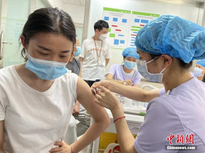 4月1日，云南德宏州瑞丽市市民接种新冠疫苗。
中新社记者 缪超 摄