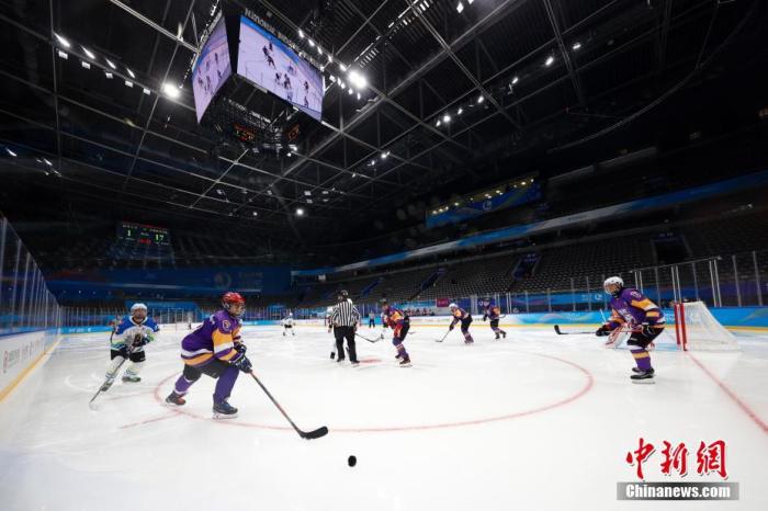 4月2日，運動員在冰球項目測試活動中。當日，“相約北京”冰上項目測試活動冰球比賽在北京的國家體育館拉開帷幕，未來幾天內將有8支隊伍在這里進行測試比賽，這也是國家體育館作為2022北京冬奧會和冬殘奧會比賽場館的首次亮相。
<a target='_blank' >中新社</a>記者 韓海丹 攝