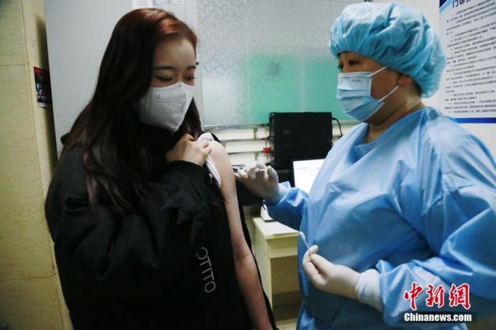资料图：4月2日，在西宁市第一人民医院，一位市民接种新冠肺炎疫苗。 中新社记者 马铭言 摄