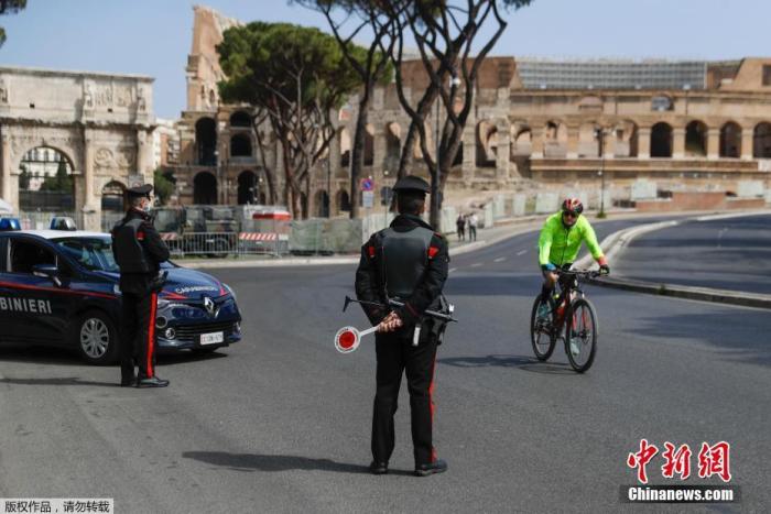 当地时间4月3日，意大利罗马，警察在斗兽场附近街区巡逻。