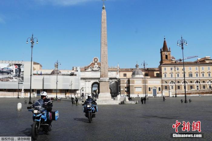 当地时间4月3日，意大利罗马，警察在中央广场巡逻。