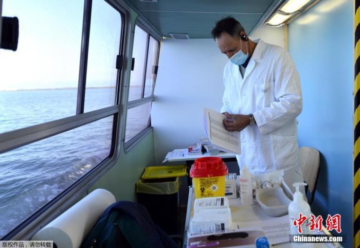 当地时间4月5日，意大利威尼斯，水上巴士在当天变为新冠疫苗接种站，为80岁以上的老年人接种新冠疫苗。