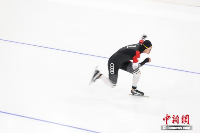 4月7日，北京队运动员在速度滑冰男子500米比赛中。当日，“相约北京”冰上项目测试活动速度滑冰比赛在北京国家速滑馆拉开帷幕。 <a target='_blank' href='/'>中新社</a>记者 韩海丹 摄