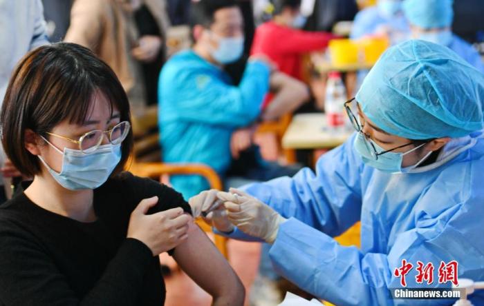 4月9日，浙江绍兴越城区启用单日可接种6000剂新冠疫苗方舱接种点。图为绍兴市民在接种疫苗。中新社发 袁云 摄