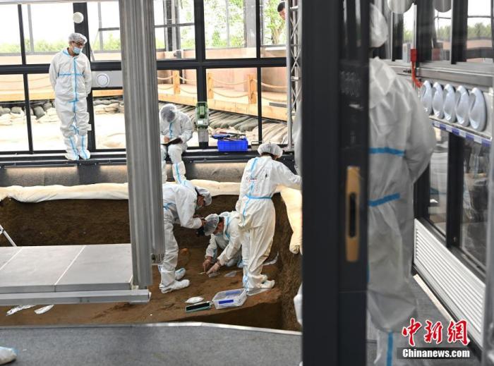4月8日，四川省广汉市，记者获批走进三星堆遗址考古发掘现场用镜头记录考古工作者在发掘现场工作情况。
中新社记者 安源 摄