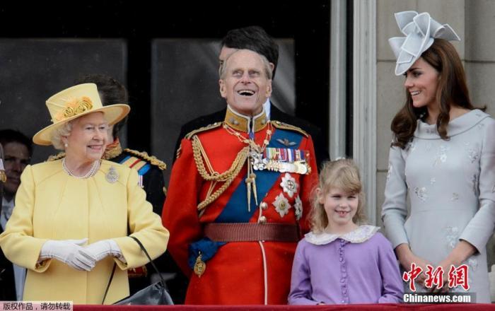 4月9日消息，据美联社、法新社等多家外媒报道，英国白金汉宫发布消息称，英国女王伊丽莎白二世的丈夫菲利普亲王去世，享年99岁。白金汉宫降半旗致哀。资料图为2012年英国女王伊丽莎白二世和菲利普亲王及家族成员在女王生日巡游后站在白金汉宫的阳台上的合影。