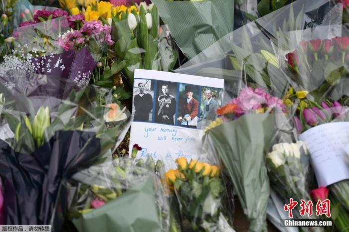 当地时间2021年4月9日，英国伦敦，英国白金汉宫发表声明称，菲利普亲王去世，享年99岁。民众聚集在白金汉宫前，献花并悼念菲利普亲王的离世。