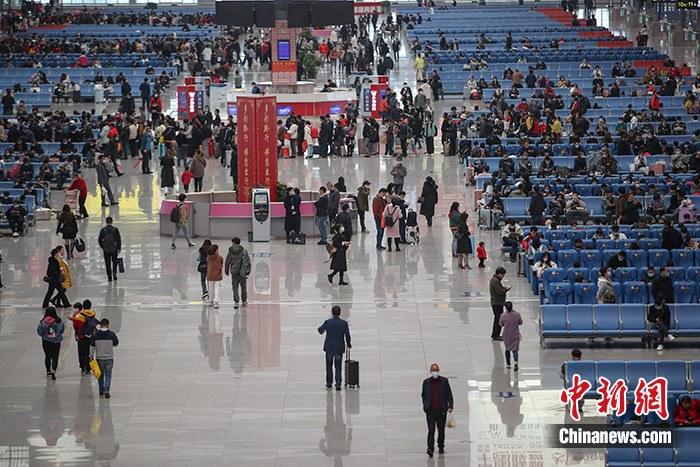 资料图：旅客在贵阳北站候车。 /p中新社记者 瞿宏伦 摄