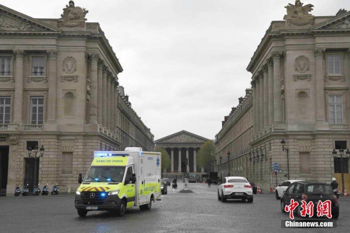 图为一辆救护车驶过巴黎市中心协和广场。
 <a target='_blank' href='http://www.chinanews.com/'>中新社</a>记者 李洋 摄 