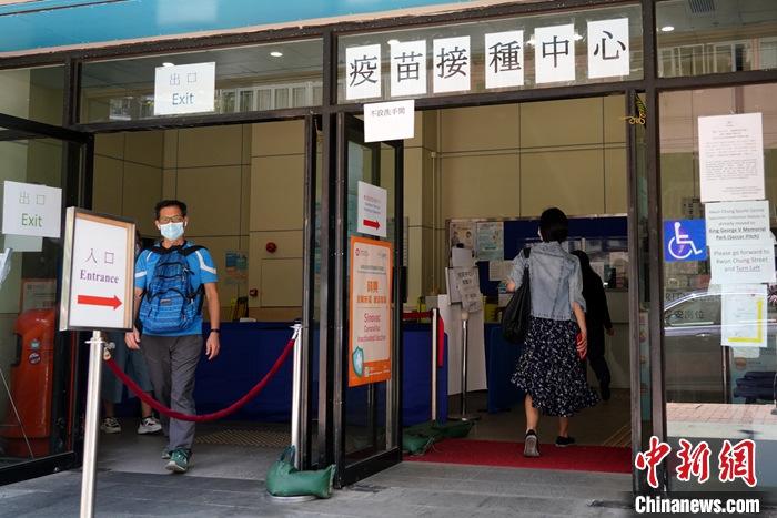资料图:众多市民前往香港官涌市政大厦的社区疫苗接种中心接种新冠疫苗。
<a target='_blank' href='http://www.chinanews.com/' rel=