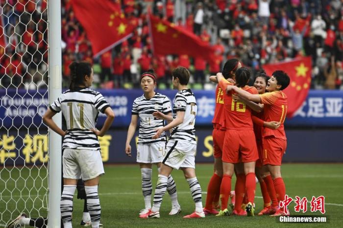 4月13日，中韩女足奥预赛附加赛次回合比赛在苏州打响。首回合2:1领先的中国女足，在次回合0:2落后的情况下完成逆转，最终经加时以总比分4:3击败对手，获得东京奥运会门票。图为比赛现场。 图片来源：视觉中国