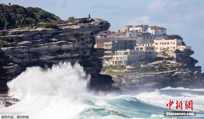 当地时间4月12日，澳大利亚悉尼勃朗特海滩，冲浪者被海浪包围。