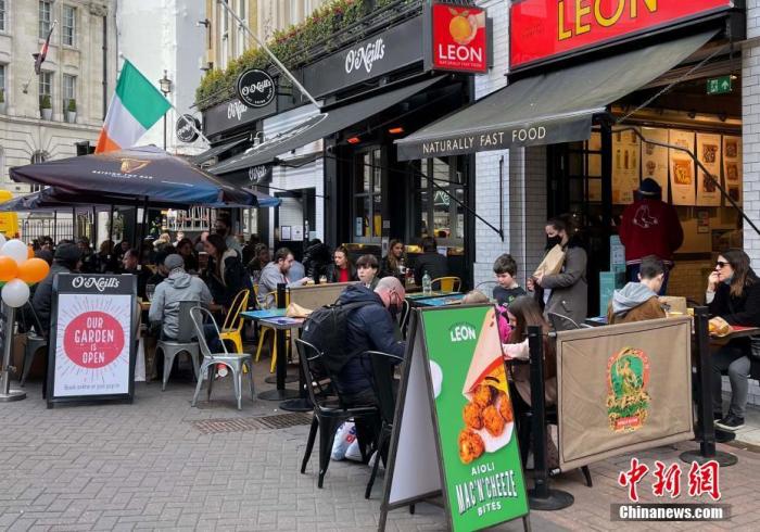 资料图：伦敦一美食街上，民众户外就餐。<a target='_blank' href='/'>中新社</a>发 张梦琪 摄 　