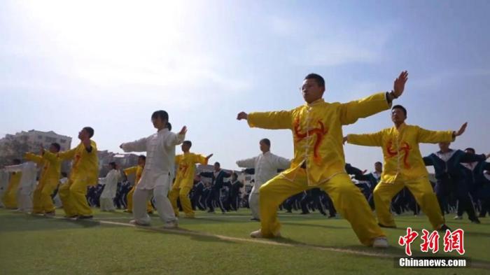 資料圖：甘肅省定西市臨洮中學高三年級表演千人武術操。張婧 攝