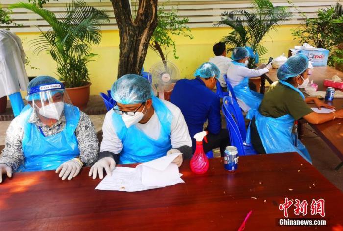 当地时间4月16日，记者从金边王家军总医院获悉，自“春苗行动”在柬埔寨正式启动后，已有大批在柬中国公民完成新冠疫苗接种第一针，目前该计划正在顺利实施中。图为柬方工作人员审核材料。 <a target='_blank' href='http://www.chinanews.com/'><p  align=