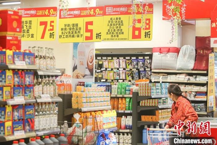 资料图：江西南昌一超市内，市民正在购物。中新社记者 刘力鑫 摄