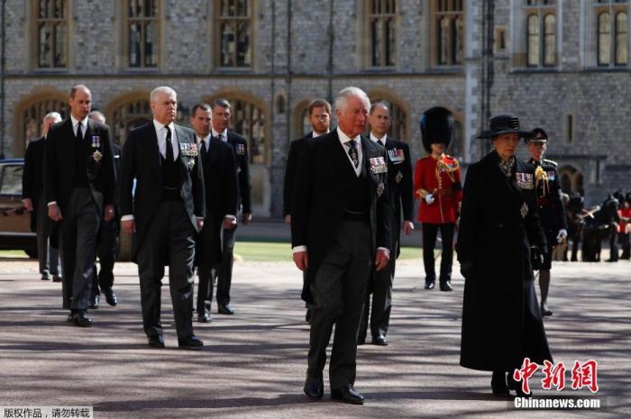 当地时间4月17日下午3时，英国女王伊丽莎白二世的丈夫英国菲利普亲王的葬礼在伦敦附近的温莎城堡举行。图为王储查尔斯(右二)等王室成员出席葬礼。