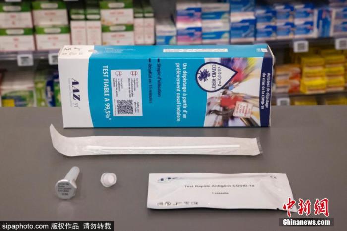 当地时间2021年4月14日，法国尼斯，法国药店出售的AAZ新冠病毒鼻拭子检测试剂。自4月12日起，法国各大药店开始出售新冠自检试剂。图片来源：SIPAPHOTO