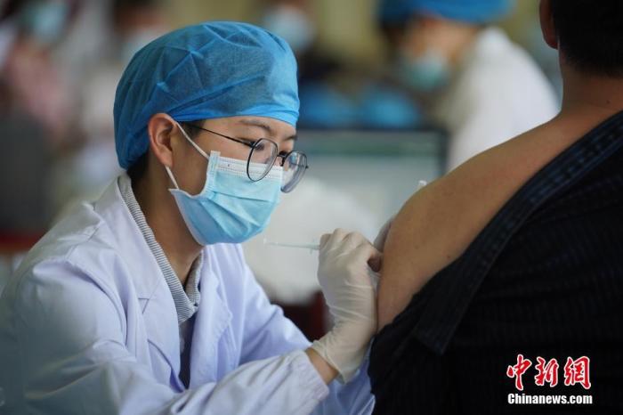 资料图：图为医护人员为市民接种疫苗。中新社记者 刘冉阳 摄