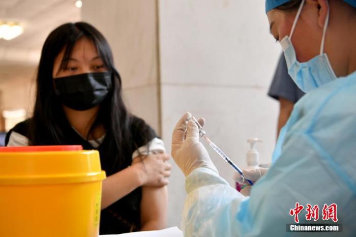 4月22日，云南昆明，云南大学学生在校接种疫苗。 <a target='_blank' href='http://www.chinanews.com/'>中新社</a>记者 李嘉娴 摄 　