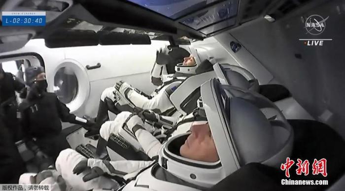 资料图：美国肯尼迪航天中心，搭载4名宇航员SpaceX龙飞船发射升空，飞船将飞往国际空间站。
