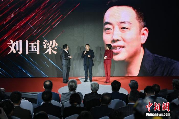 4月24日，纪念中美“乒乓外交”50周年活动在北京举行。图为中国乒乓球协会主席刘国梁(中)在活动现场接受采访。 a href='/'/p中新社/a记者 张兴龙 摄