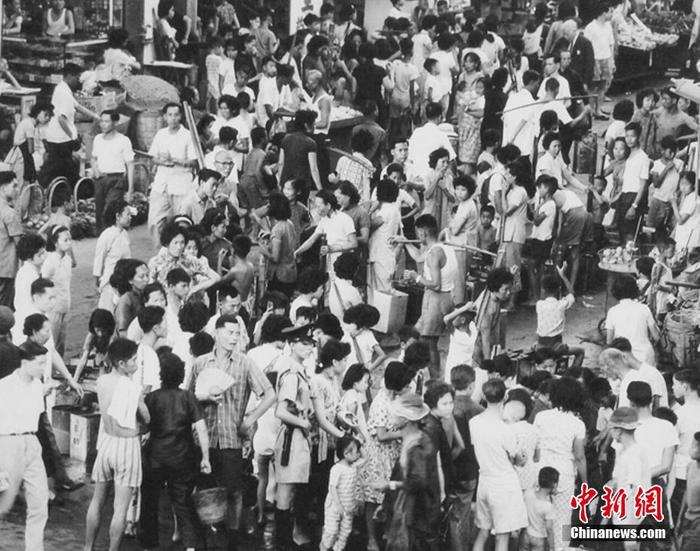 1963年5月2日,港英当局将供水时间减为每天3小时,当年6月1日开始每4天供水4小时。图为轮候取水的混乱场面。(粤海集团供图 ) 通讯:东江倒流山低头 应知碧水为谁鸣