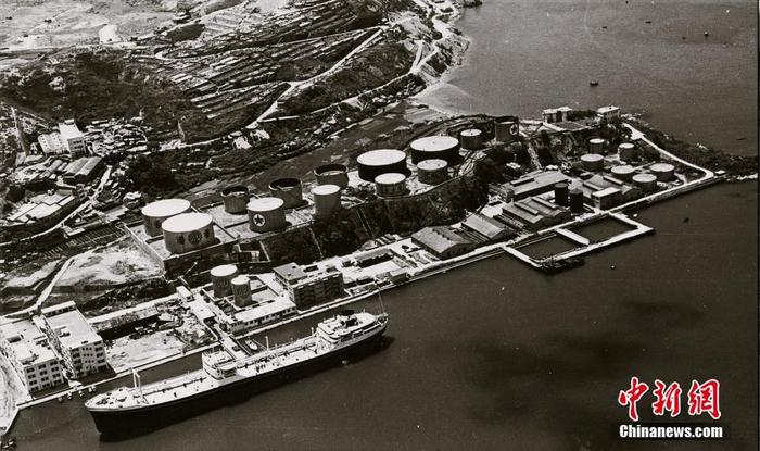 1963年,香港遭遇百年一遇的大旱,缺水严重。为缓解水荒,港英当局征得广东省同意,租用多艘邮轮到珠江口抽取淡水。图为满载淡水的油轮正在码头卸下淡水的情形。(粤海集团供图 ) 通讯:东江倒流山低头 应知碧水为谁鸣