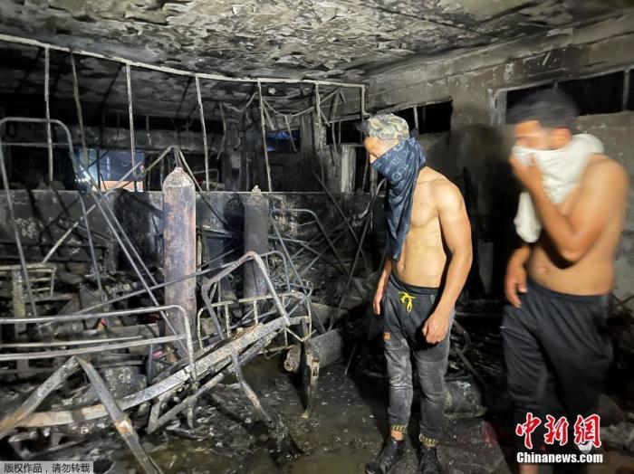 当地时间4月25日，据俄罗斯卫星网援引天空新闻阿拉伯语频道(Sky News Arabia)报道，伊拉克首都巴格达一家收治新冠病人的医院发生火灾，造成23人死亡，数十人受伤。此前Baghdad Al Youm新闻网站发布消息称，火灾造成21人死亡，40人受伤。据媒体援引卫生部门消息人士报道，起火原因是氧气瓶爆炸。图为爆炸现场。