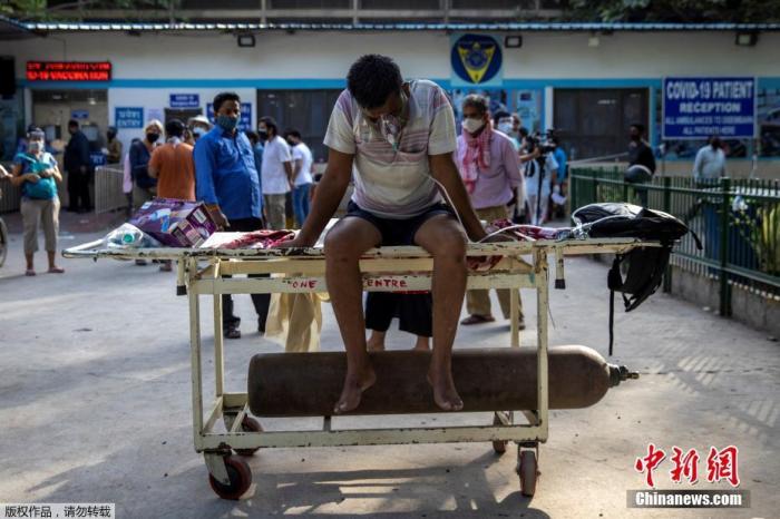 4月26日消息，印度卫生部公布的最新数据显示，过去24小时的新增确诊病例超过35.2万，连续第五天达到创纪录的高峰，累计新冠确诊病例超过1700万。全国各地的医院在医用氧气和病床供应不足后，纷纷将病人拒之门外。