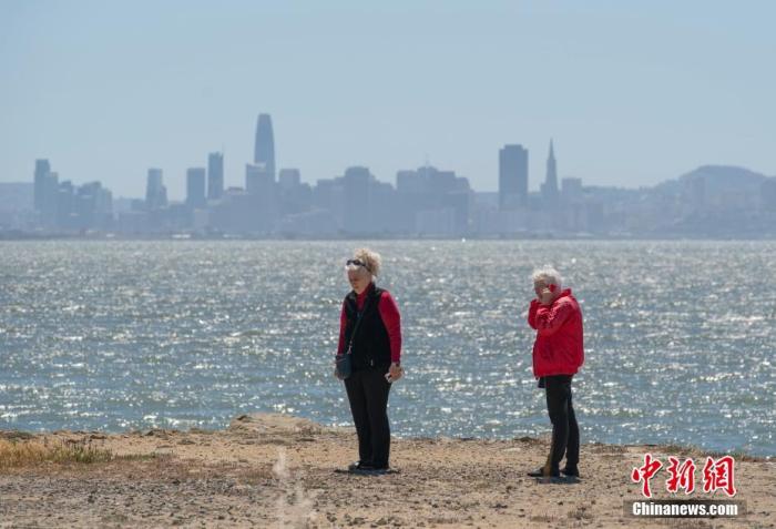 當地時間4月27日,民眾在美國加利福尼亞州里士滿的海邊進行休閑活動。美國疾病控制與預防中心(CDC)在當日發布的最新指引中說,完全接種新冠疫苗的民眾在一些戶外場所可以不佩戴口罩。CDC主任沃倫斯基解釋說,對于已完全接種新冠疫苗者在戶外不戴口罩是“安全的”,但是由于大型活動難以保持社交距離以及仍有眾多未接種疫苗者,因此CDC仍建議佩戴口罩。<a target='_blank' href='http://www.eraasgroup.com/'>中新社</a>記者 劉關關 攝 當地時間4月27日,民眾在美國加利福尼亞州里士滿的海邊進行休閑活動。美國疾病控制與預防中心(CDC)在當日發布的最新指引中說,完全接種新冠疫苗的民眾在一些戶外場所可以不佩戴口罩。CDC主任沃倫斯基解釋說,對于已完全接種新冠疫苗者在戶外不戴口罩是“安全的”,但是由于大型活動難以保持社交距離以及仍有眾多未接種疫苗者,因此CDC仍建議佩戴口罩。<a target='_blank' href='http://www.eraasgroup.com/'>中新社</a>記者 劉關關 攝