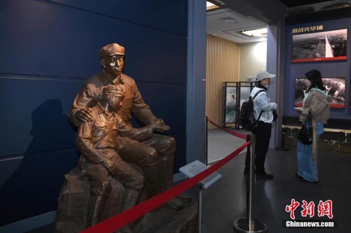 图为4月26日在纪念馆内拍摄的雕塑作品《泪别小老表》。 <a target='_blank' href='http://www.chinanews.com/'>中新社</a>记者 俞靖 摄