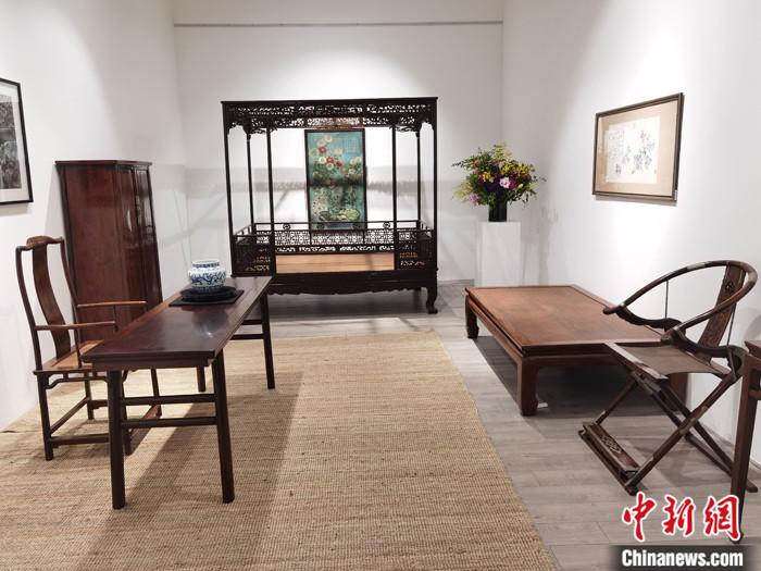 英国赫维宁汉庄园珍藏的中国古典家具4月28日在香港亮相，将在5月28日佳士得春拍的一场专场上拍卖。 中新社记者 索有为 摄