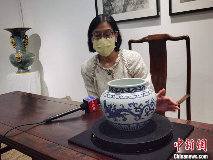 著名收藏家张宗宪收藏“明宣德青花夔龙纹罐”将拍卖，拍卖所得收益将拨捐张宗宪教育及艺术慈善基金会。 中新社记者 索有为 摄