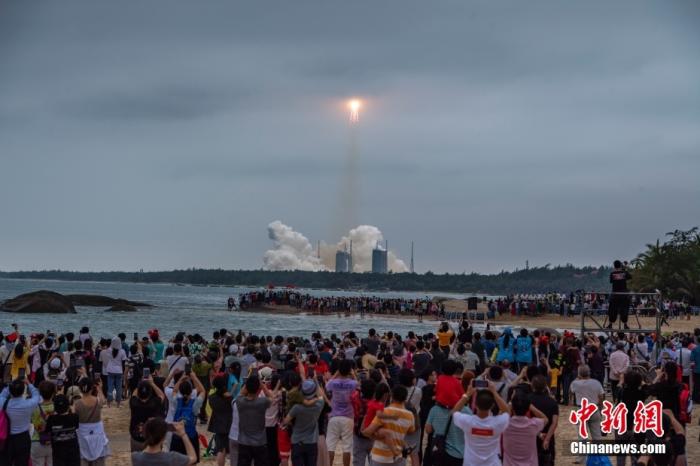 图为民众在海南文昌淇水湾海边观看火箭升空。<a target='_blank' href='http://www.chinanews.com/'>中新社</a>记者 骆云飞 摄