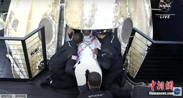 当地时间5月2日凌晨，搭载4名宇航员的美国SpaceX公司“龙”飞船太空舱，在佛罗里达州附近海岸成功溅落。