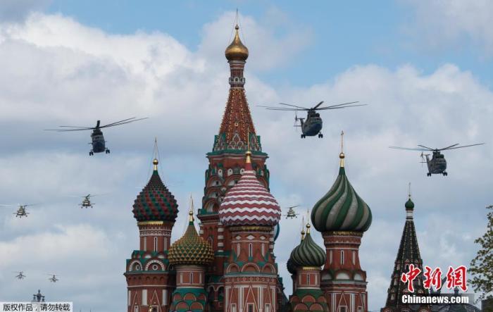资料图：俄罗斯纪念卫国战争胜利阅兵式进行空中彩排，俄空军直升机飞过克里姆林宫上空。