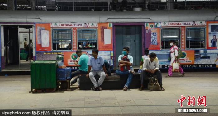 当地时间2021年5月5日，印度加尔各答，民众乘坐当地火车返乡。据悉，受疫情封锁影响，西孟加拉邦所有当地火车将停运。图片来源：SIPAPHOTO