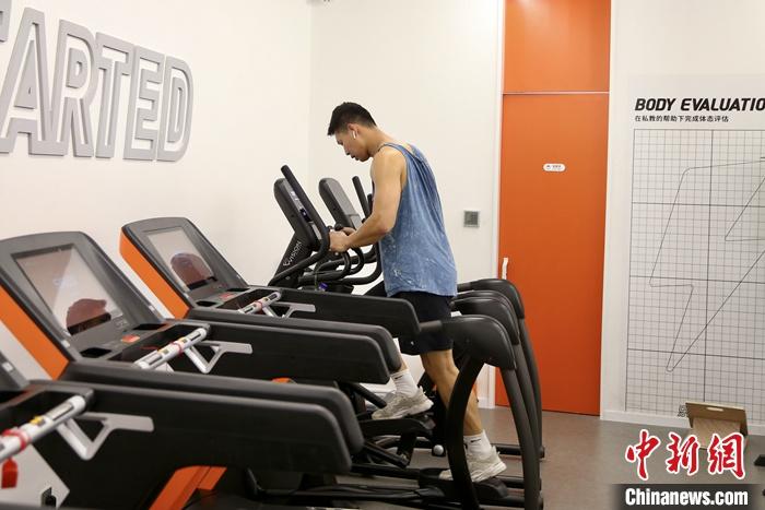 5月7日，民众在北京市丰台区的一家24小时连锁健身房内锻炼。据《2020中国健身行业数据报告》 数据显示，中国健身会员数已超过7000万。<a target='_blank' href='/'>中新社</a>记者 易海菲 摄