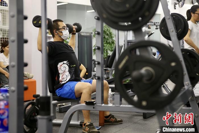 5月7日，市民在北京市丰台区的一家24小时连锁健身房内锻炼。据《2020中国健身行业数据报告》 数据显示，中国健身会员数已超过7000万。<a target='_blank' href='/'>中新社</a>记者 易海菲 摄