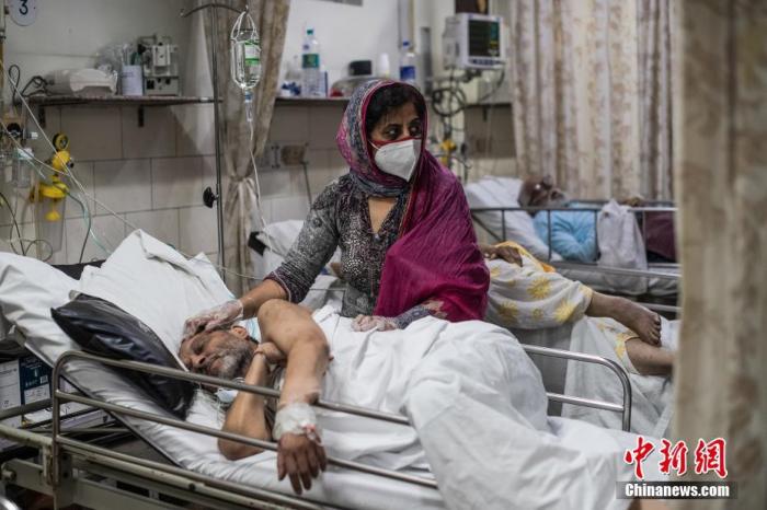当地时间2021年5月6日，印度新德里，在圣家医院的ICU病房新冠肺炎患者。 图片来源：视觉中国